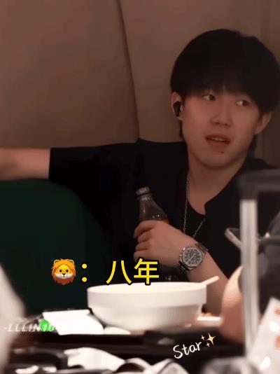 王楚钦你确定这样讲不会被挨打吗？哈哈哈这是头头在多哈回来的机场，与队友聊天大神