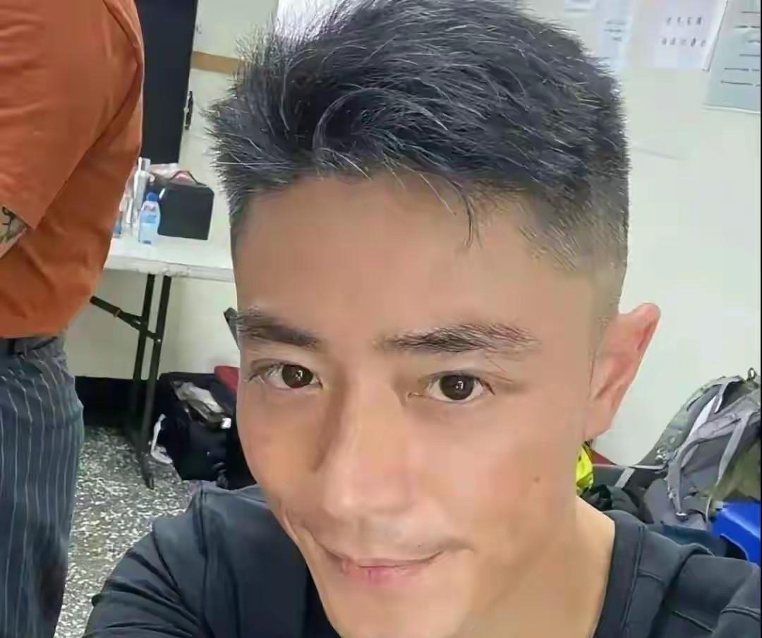 生图下的霍建华，无美颜滤镜，真实自然。46岁的他，已人到中年，但一点也不油腻，