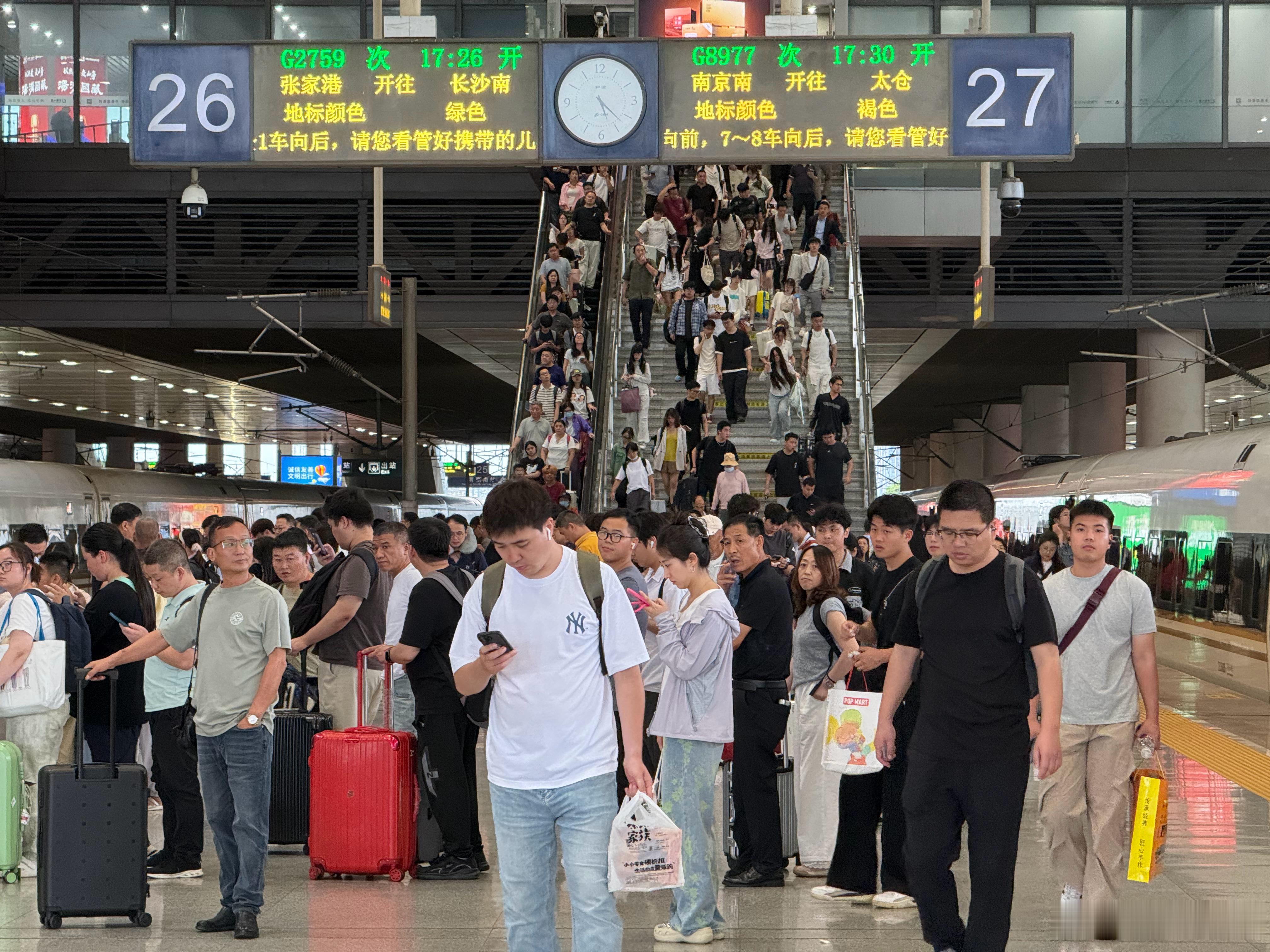 南京南站，站台上等待上车的旅客。南京·南京南站