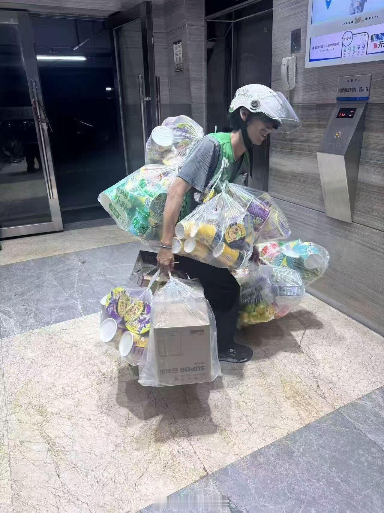 这些吊炸天的图，说明这次台风氛围感已经拉到位，准备也到位，赶紧来吧，快来快走台风