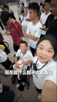 “上人民日报了！”女生带脑瘫好友看升国旗，坐在轮椅上的他始终看不到旗杆，一个小伙