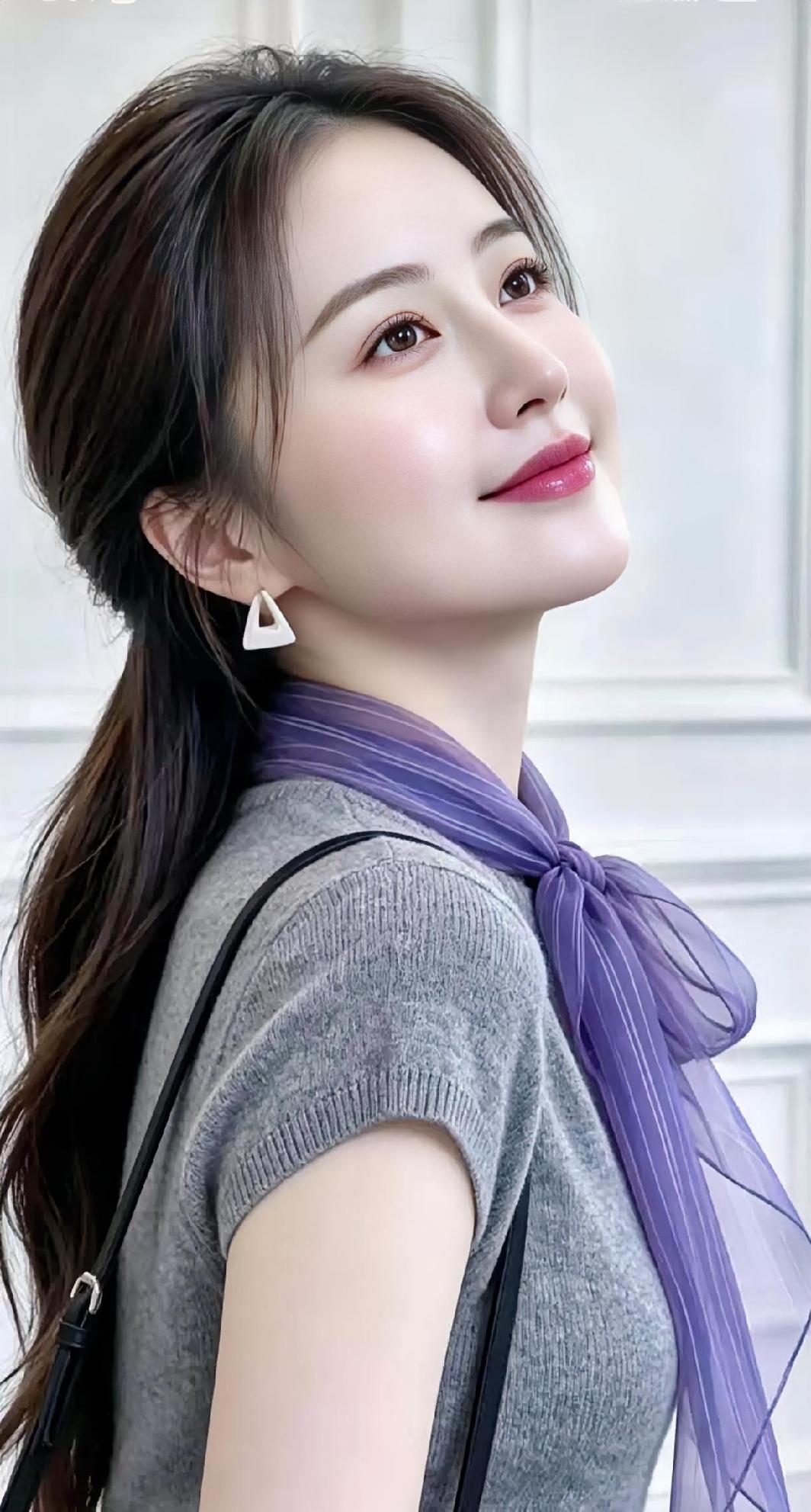 《紫巾轻系的好时光》白墙如画，光影轻柔，她侧身回眸，笑意温润。灰色针