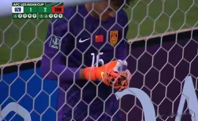 李昊点球大战神操作！偷瞄小纸条后扑出关键点球，细节定胜负！亚洲杯1/4决赛，