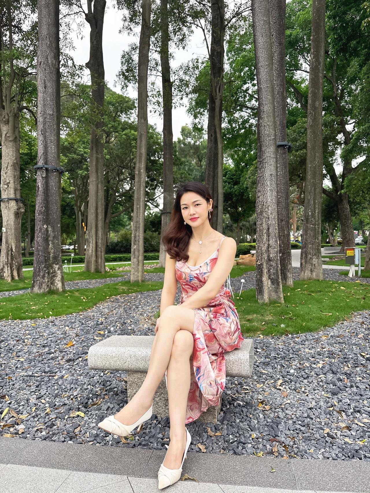 最好的爱，是治愈，是托举，是让你成为更好的自己。碎花吊带裙