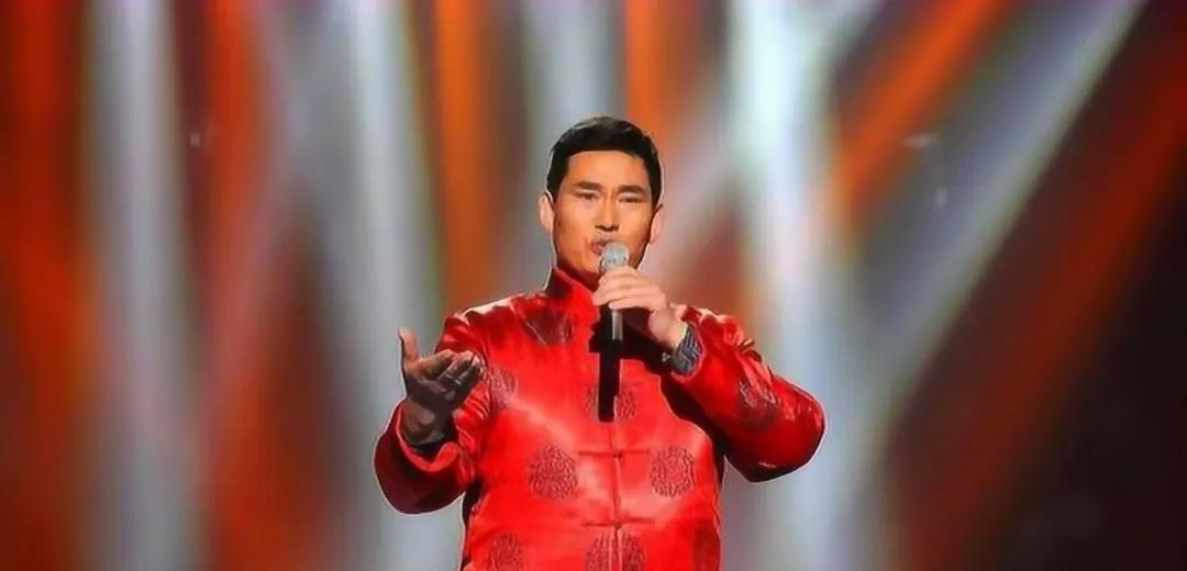 #你觉得朱之文怎么样？#大衣哥朱之文：年入千万，为啥还蹲地里啃馍馍？村民一句