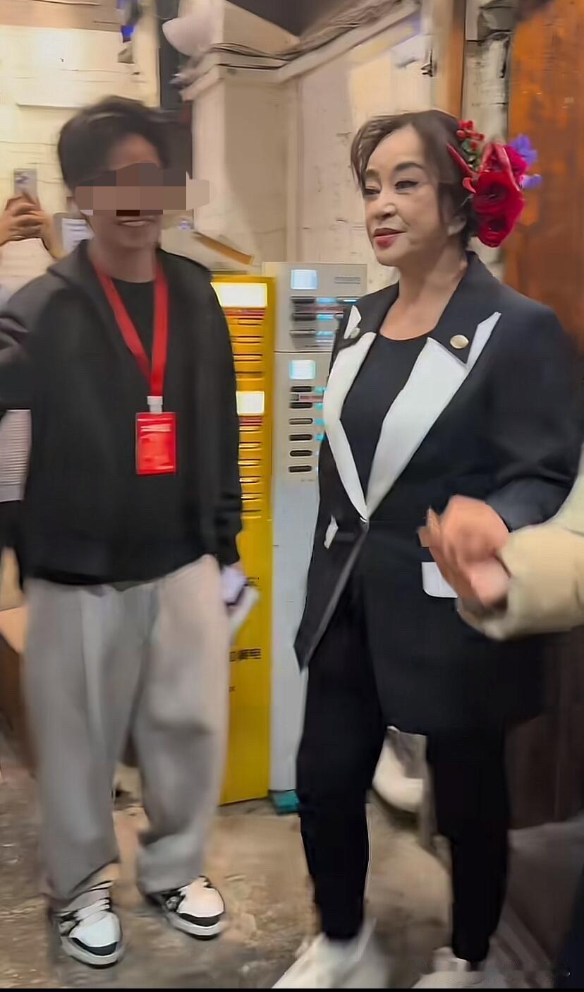 其实刘晓庆并没有像网上说的那么年轻，本人皮肤比较松了，身材也发福严重，哪里有什么