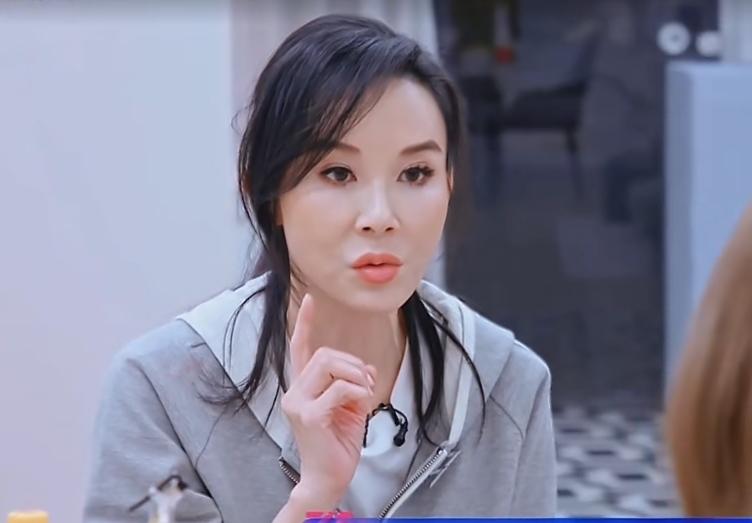 萧蔷居然在《浪姐7》在线鉴茶，说女生不能把眼泪当武器，这画风估计把同组成员整懵了