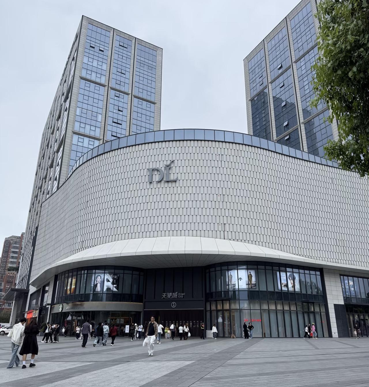 胖东来各工种工资排行：1、外围后勤岗：8235元/月2、一线基层岗：9886