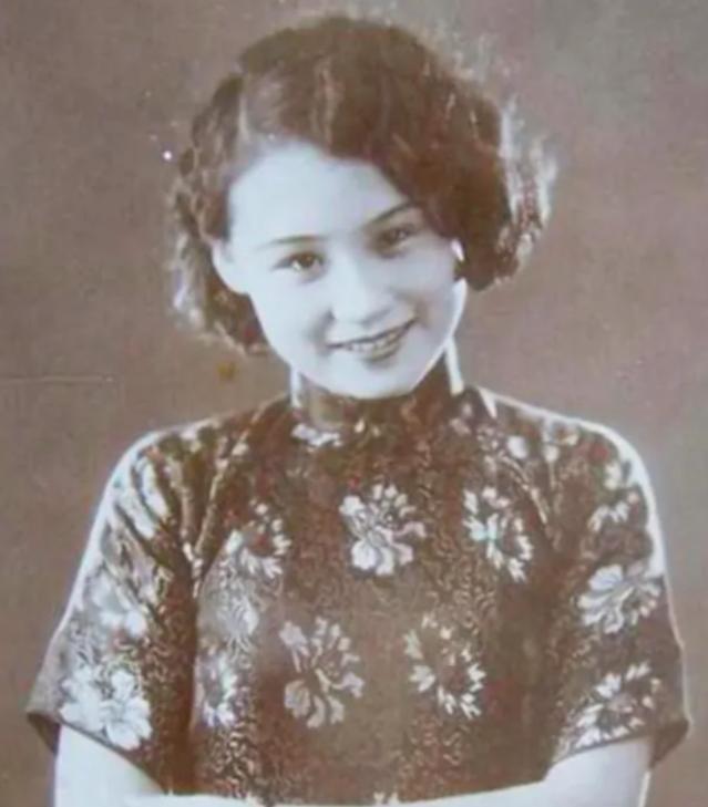 1937年，著名影星陈燕燕去闺蜜童月娟的家中做客，聊的口渴就顺手把桌上茶杯里的水