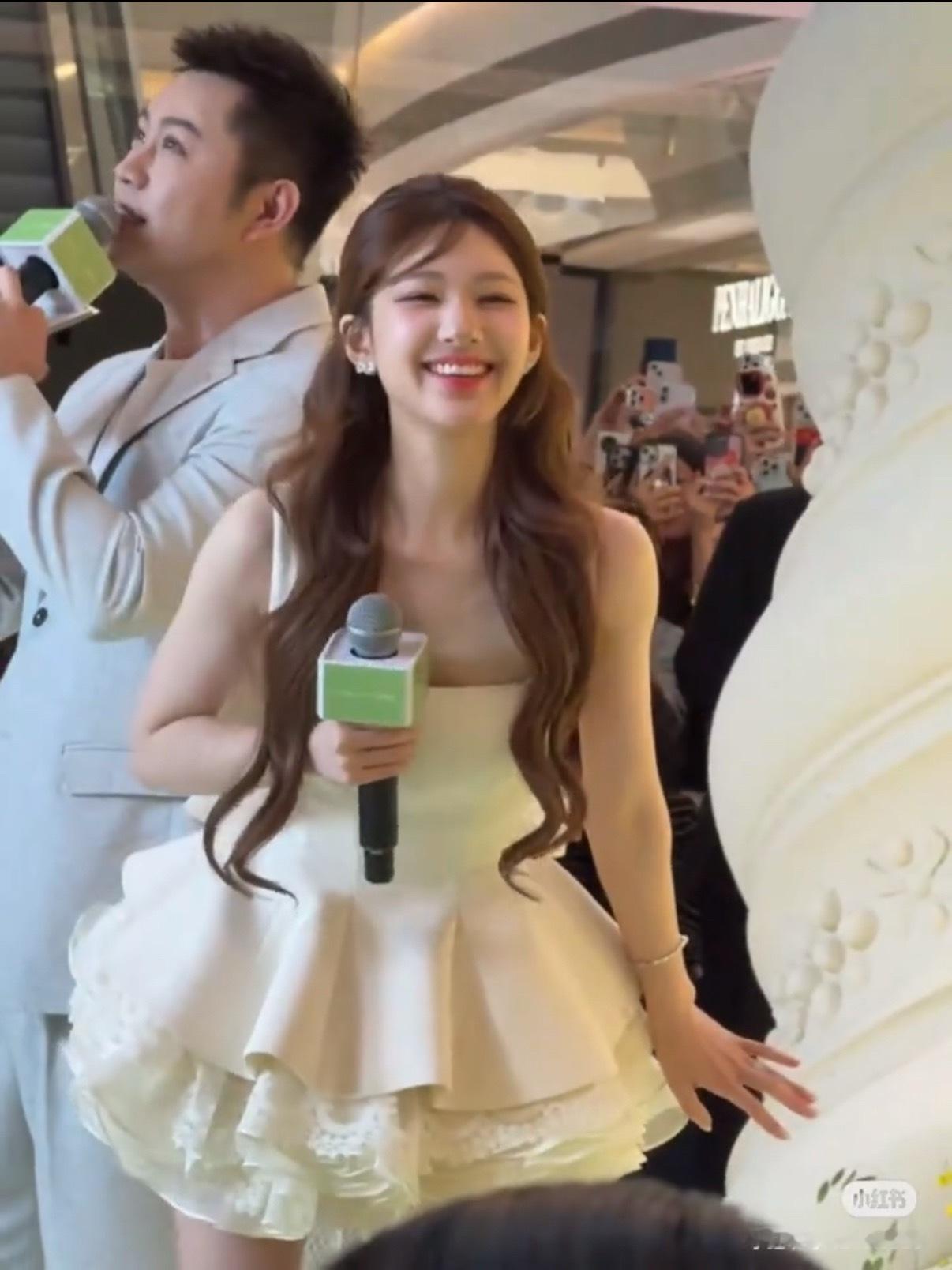 赵露思卓雅蛋糕裙造型她真的很爱千金风