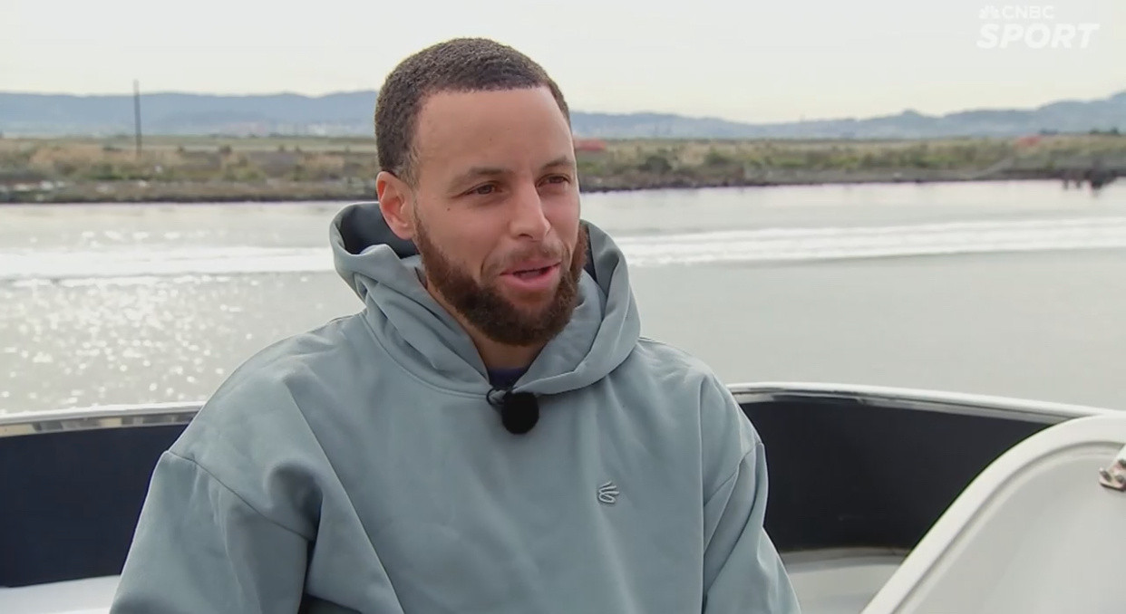 随着NBA生涯退役的逐渐临近，斯蒂芬库里正在考虑广播的评论员（类似于博客和nbc