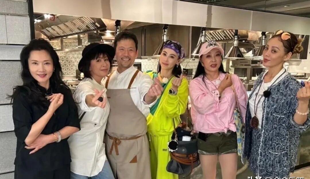 75岁的刘晓庆,吃着火锅打羽毛球,半夜不刷手机,早上六点起床。没人逼她养生,她