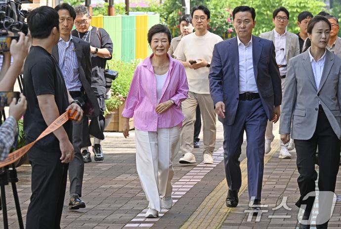 今天的朴槿惠穿的太少女了！6月3日是韩国地方选举正式投票日，朴槿惠再度现身