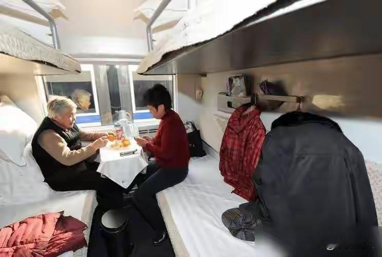 火车卧铺为啥都是男女混住，不能分开吗？列车员说出了几个真正实情。坐火车卧铺，