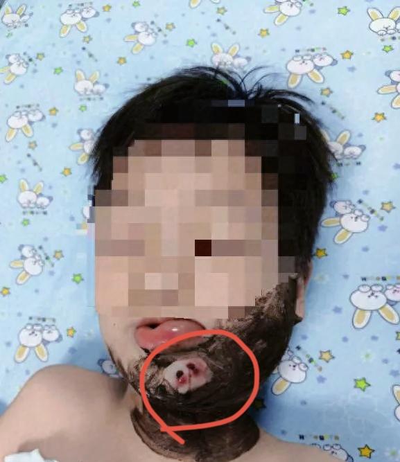 襄阳这事儿我刷到的时候，真的后背一凉。一个8岁的小男娃跟着爸妈去江边踩水，蹲