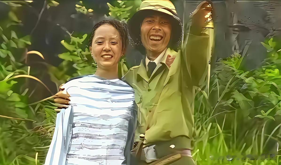 看到这张1986年的老照片，还真有点感慨。照片里身着越南军官装束、头戴宽檐帽的冯