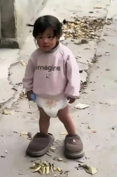 河南城郊，离婚半年后，女子偷偷去看4岁的女儿，却远远看见孩子穿着尿不湿，上身秋衣