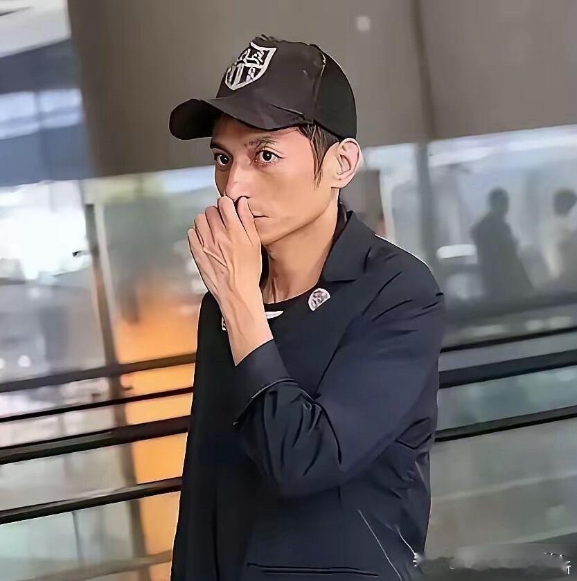 感觉现在的维嘉看起来有一种老人味儿，才49岁就这样老态龙钟的，看起来好像50多岁