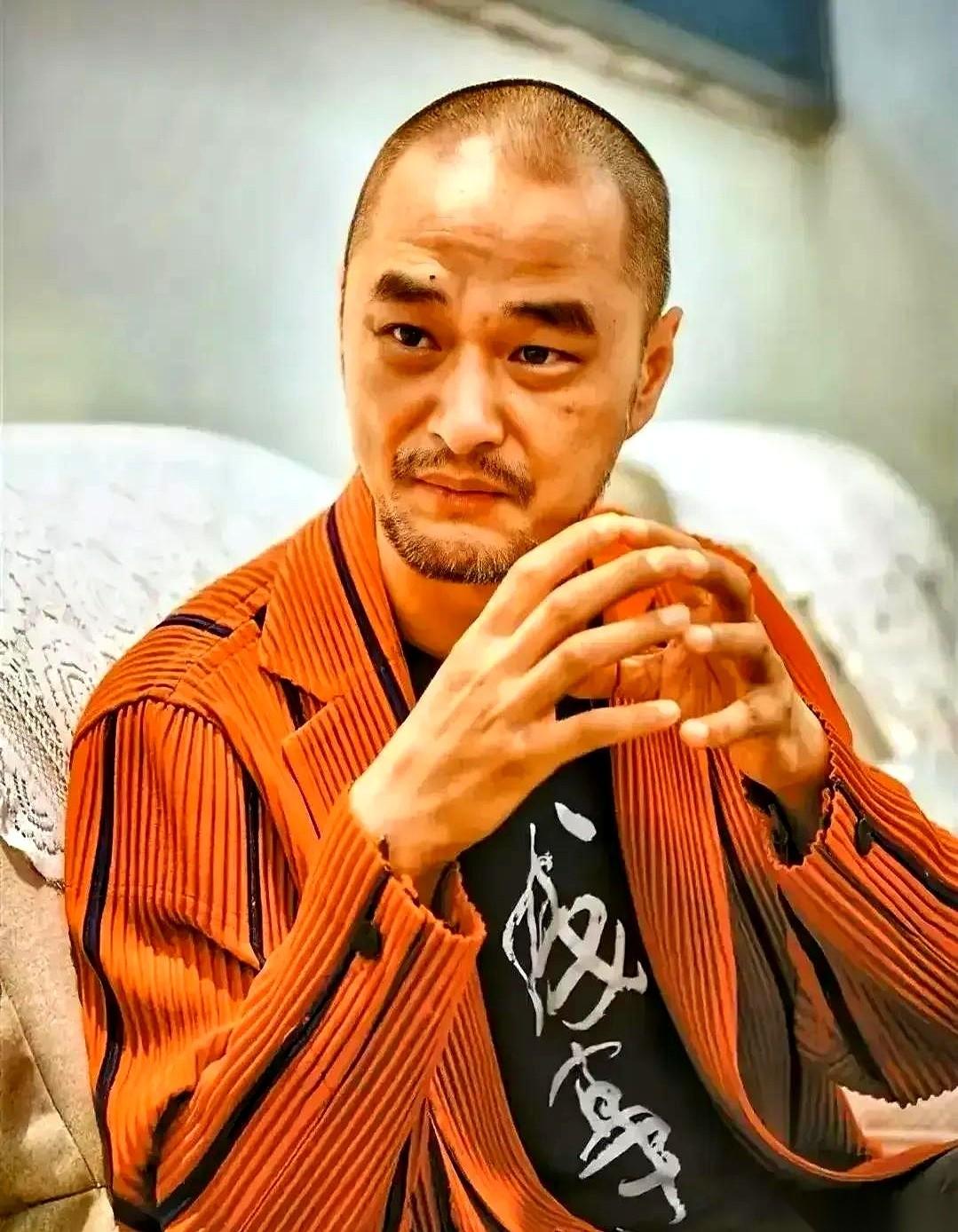 一份裁员名单，从会议室递出来。第一个名字，老张，公司技术部头号大神。系统崩溃，