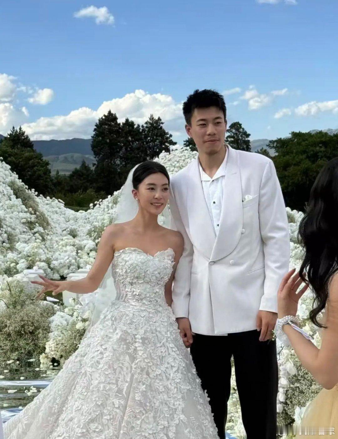 新婚快乐！辽宁队张镇麟今晚在云南丽江举行了盛大婚礼，前队友郭艾伦也到场祝贺，排面