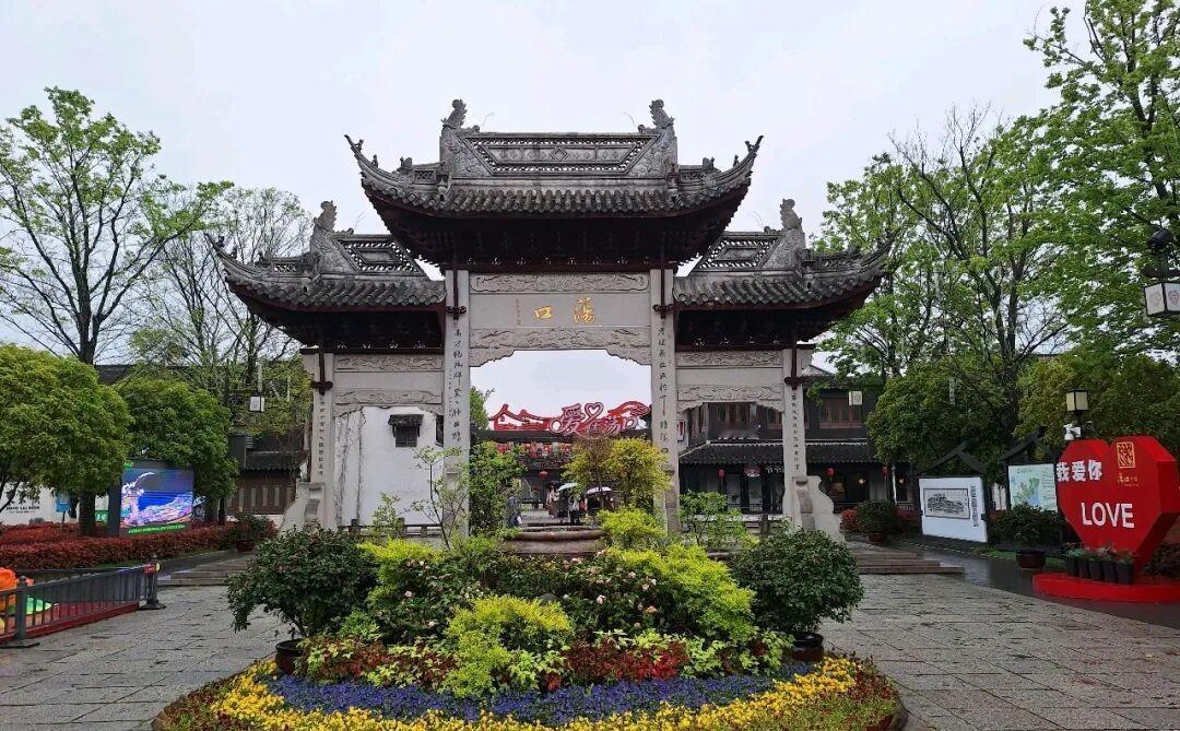 说实话，那天就是冲着荡口那份安静去的。到了才发现，这地方跟我三年前来完全不一