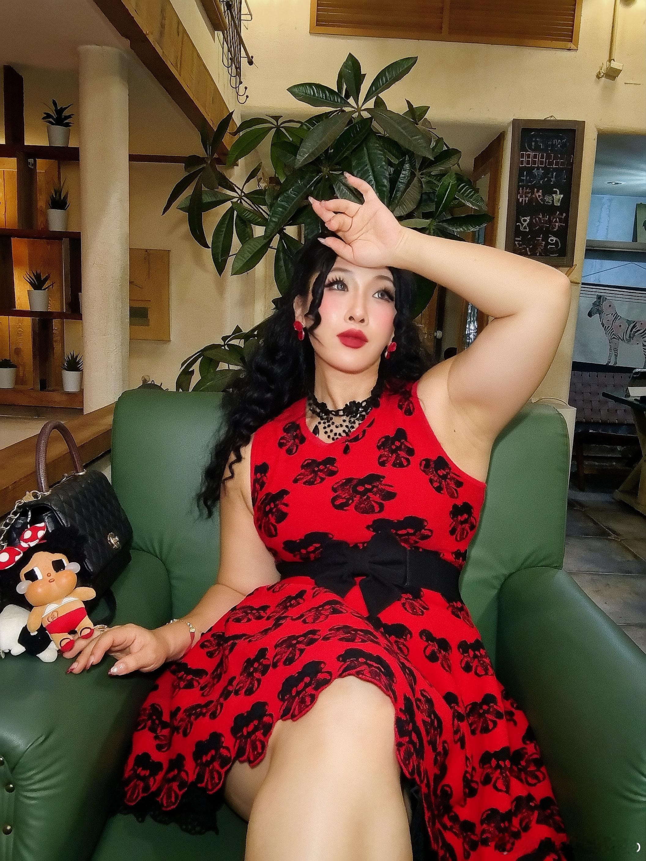复古浓颜系红裙恶女多年以前买的红黑花朵针织连衣裙，裙摆是花朵的形状&腰线又很高，