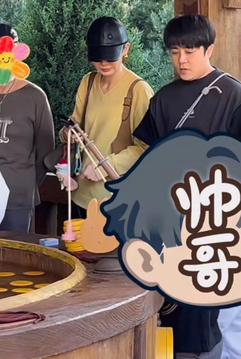 戚薇带娃逛游乐园，3岁seven近照曝光，母子俩坐旋转木马好有爱