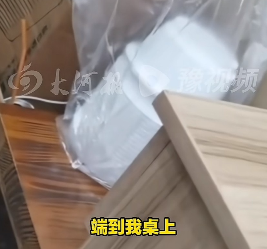 “太缺德了！”上海，一位女子中午去吃饭，点了一碗豌杂面，结果吃到一半，发现面里有