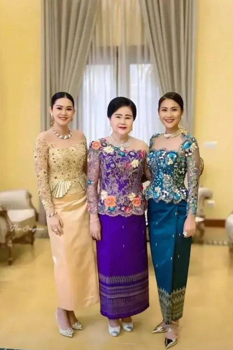和他信一样，洪森也有两个女儿。图一：洪森的妻子文菈妮和两个女儿的合影。图二：