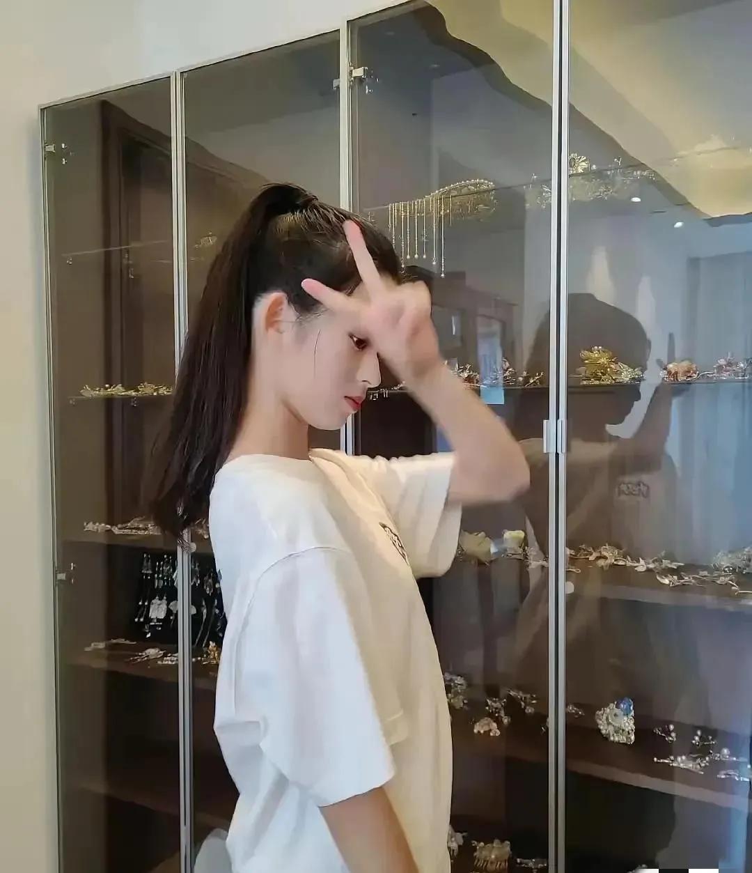 黄杨钿甜这事让我看到了一个不成文的潜规则。一些婆罗门的孩子，已经不跟父姓，或者