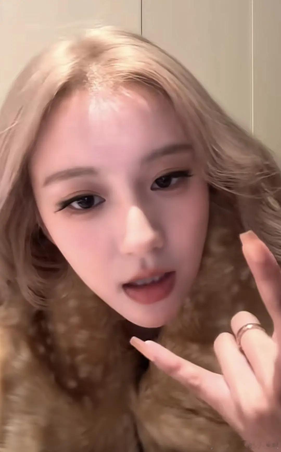 来认人，这是谁？我竟然以为是刘些宁