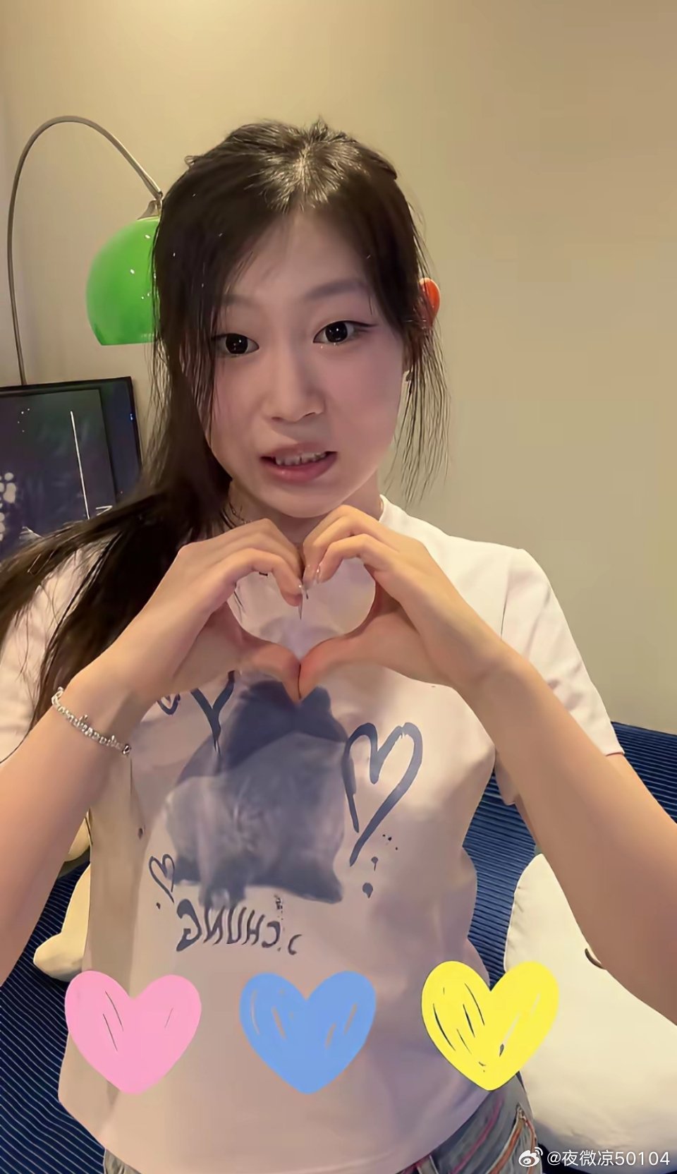 小沈阳的基因开始发力了，她的女儿沈佳润尽管眼睛也化了妆，但还是能够看出这单眼皮，脸型和小沈阳一模一样