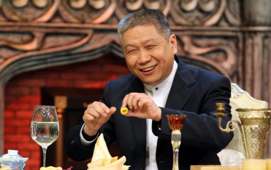 1993年，马未都要建博物馆，他去劝两个钉子户搬家，第一家说：“让我搬家可以，你