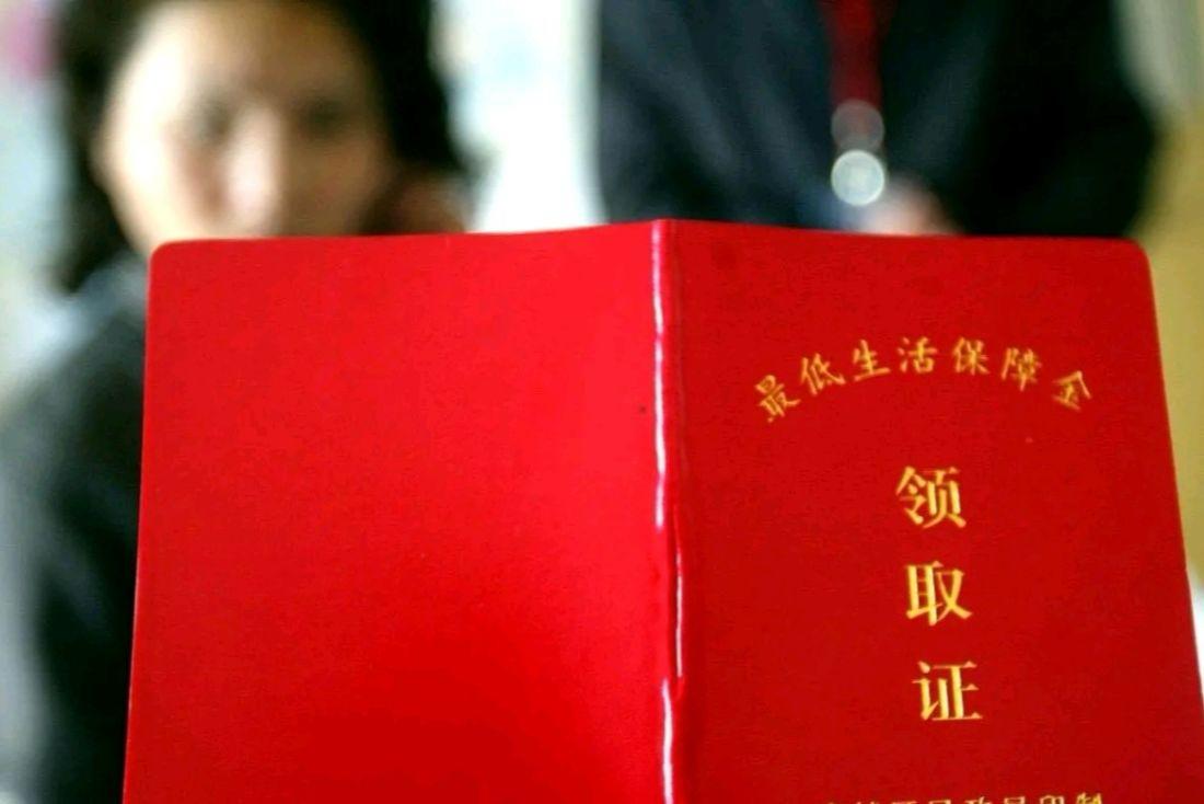 去香港看了一场演唱会，回来之后全家的低保被取消了，女孩就读中专高考班，今年高考成
