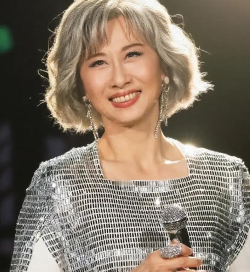 别再说叶倩文64岁状态好了，这话太客气了。她根本不是什么“不老女神”，她就是来