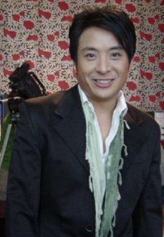 香港演员梁思浩11岁被母亲抛弃，三十年后晚宴上，她母亲从身边走过，像看陌生人一样