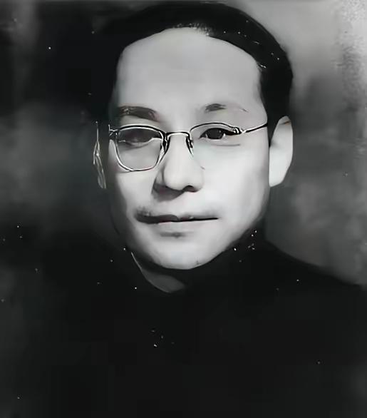 1940年，打入日伪内部的刘人寿，正用电台给党组织发报，几名日军突然冲了进来，他