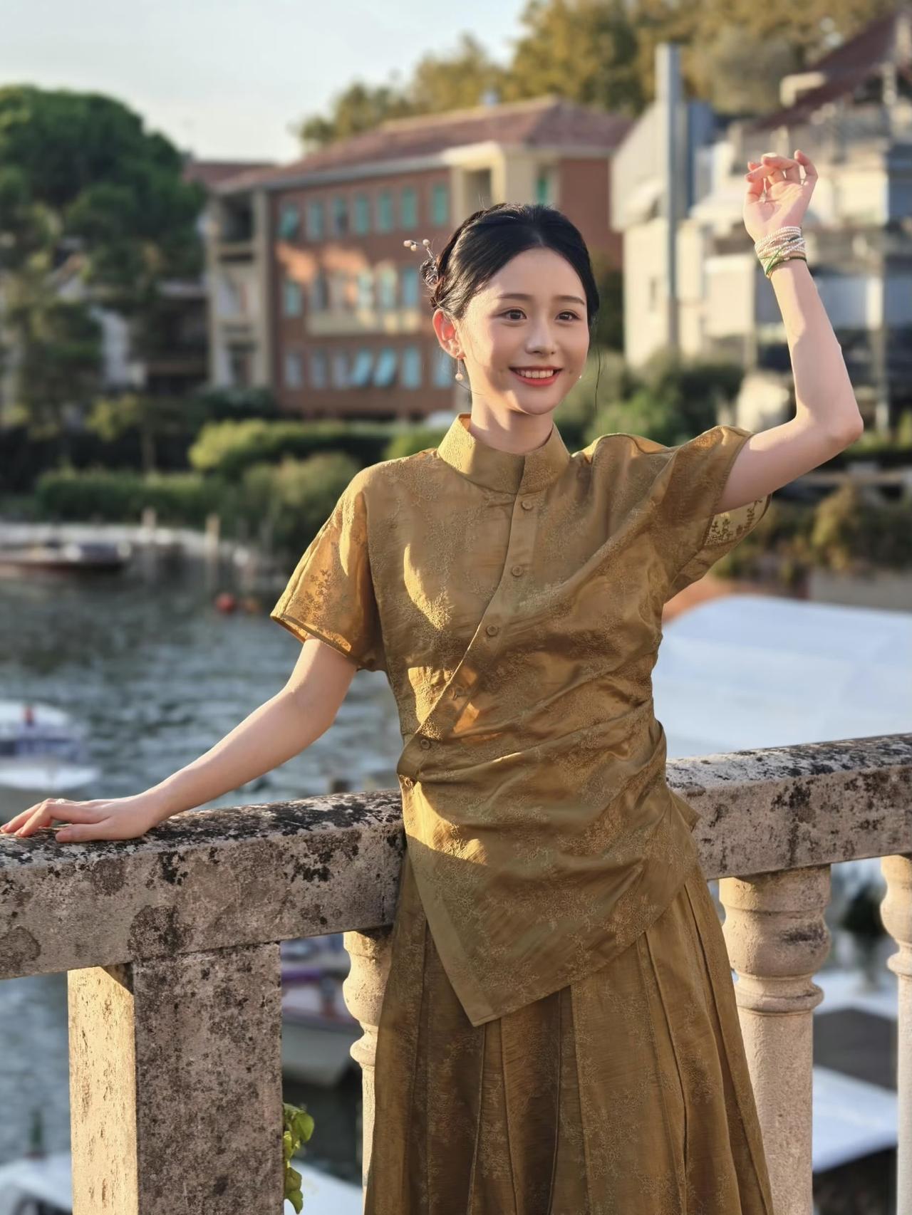 淑柔好美啊！一袭新中式秋香色礼服裙，惊艳了威尼斯～《给阿嬷的情书》剧组现身