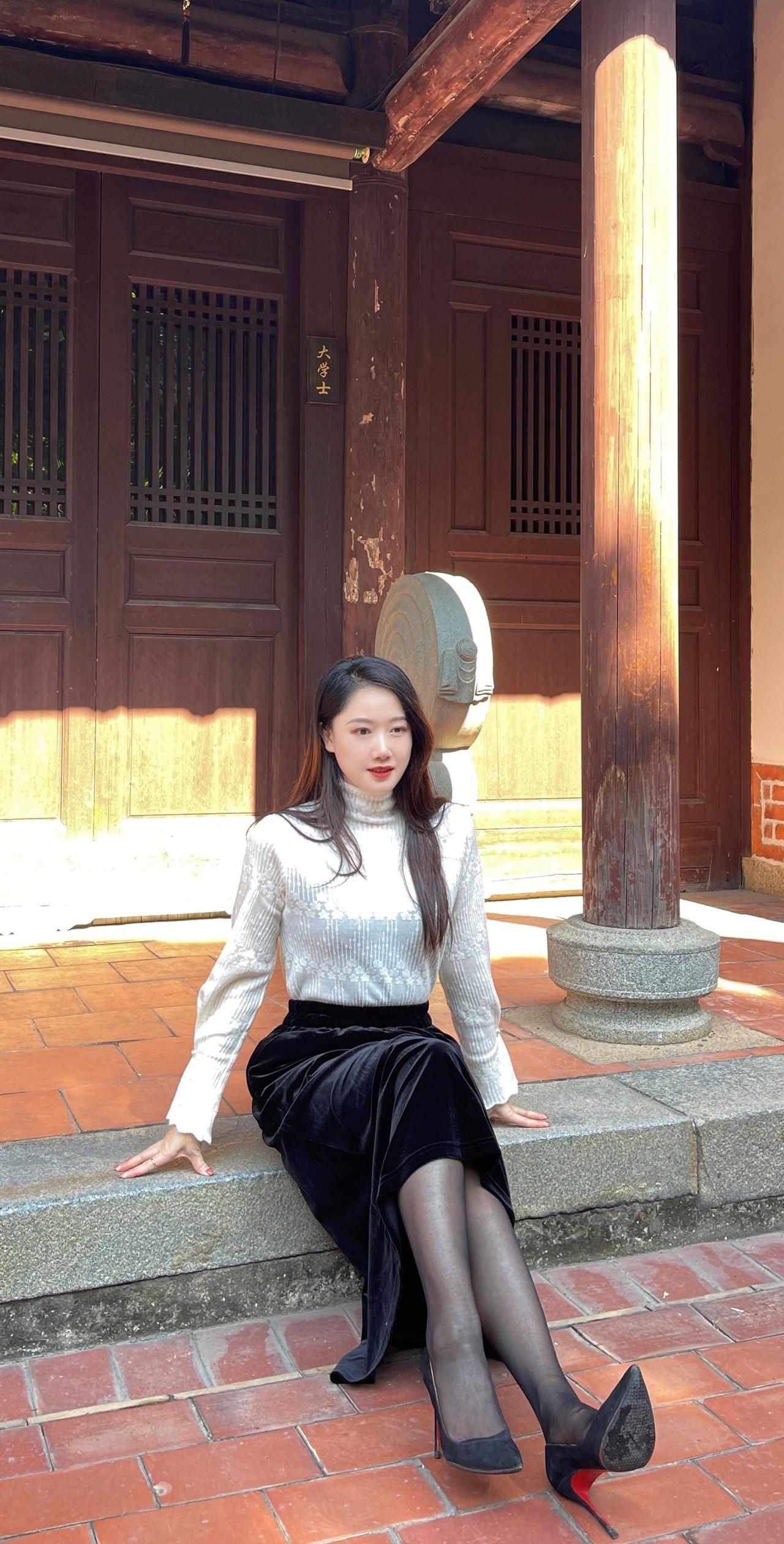 重新认识一下，我叫小晴，不是颜值主播，是个带货主播，请大家多多关照。带货主播颜