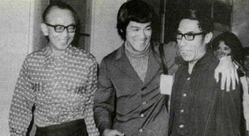 50年代，李小龙为张仲文做私人保镖时的合影，当时的李小龙初出茅庐，而张仲文已是邵