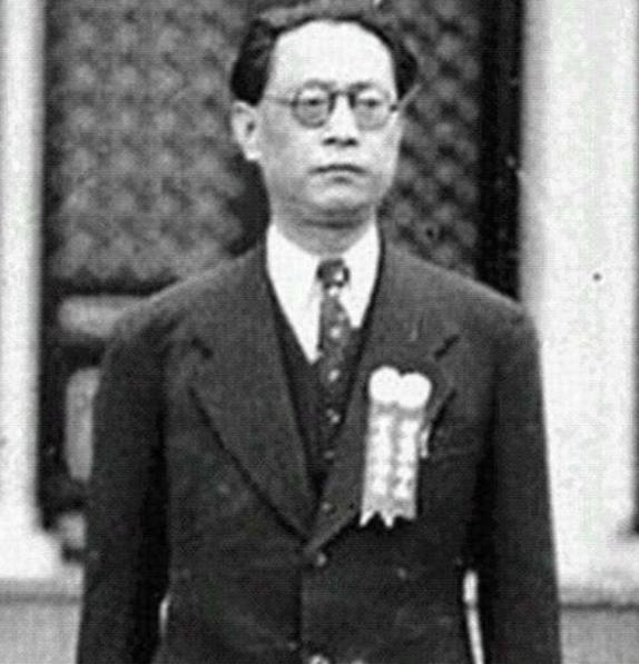 1948年，臭名昭著的大汉奸周佛海在监狱中病逝，但他的儿子周幼海却在父亲的灵堂上