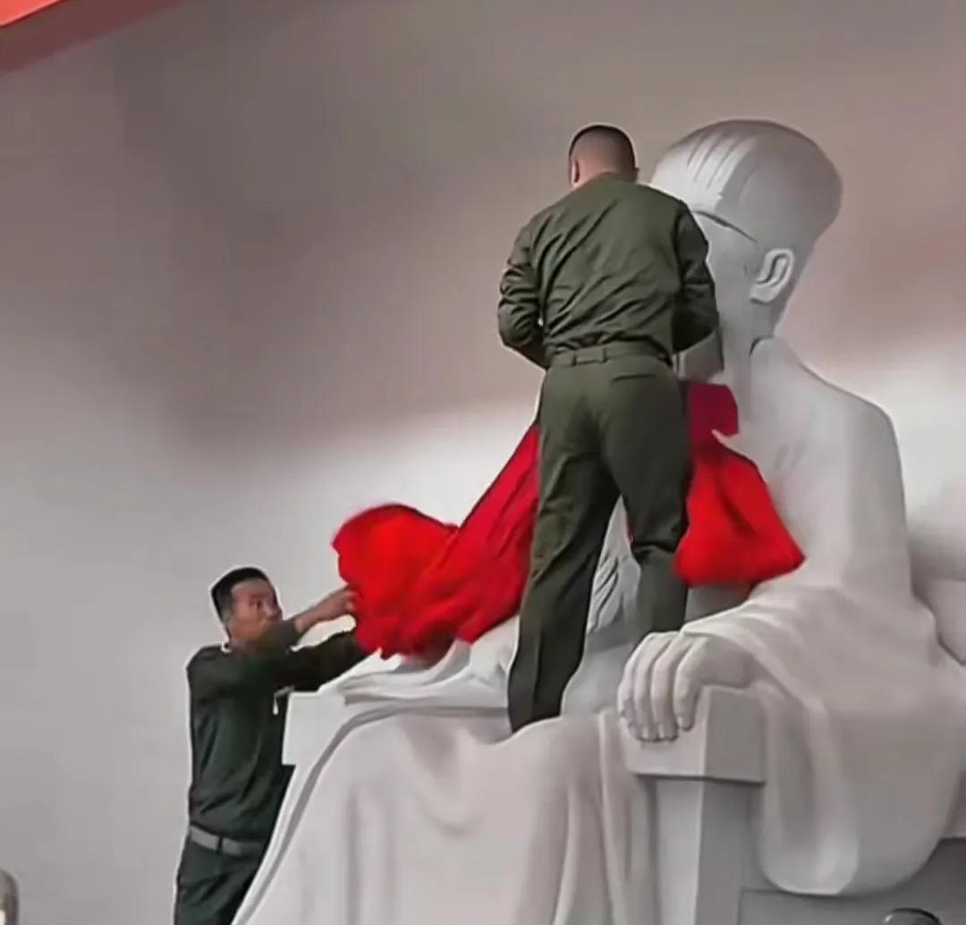 果敢同盟军揭幕一座“诸葛亮”石像，掀开红布的那一刻，外界终于明白果敢军所向披靡的