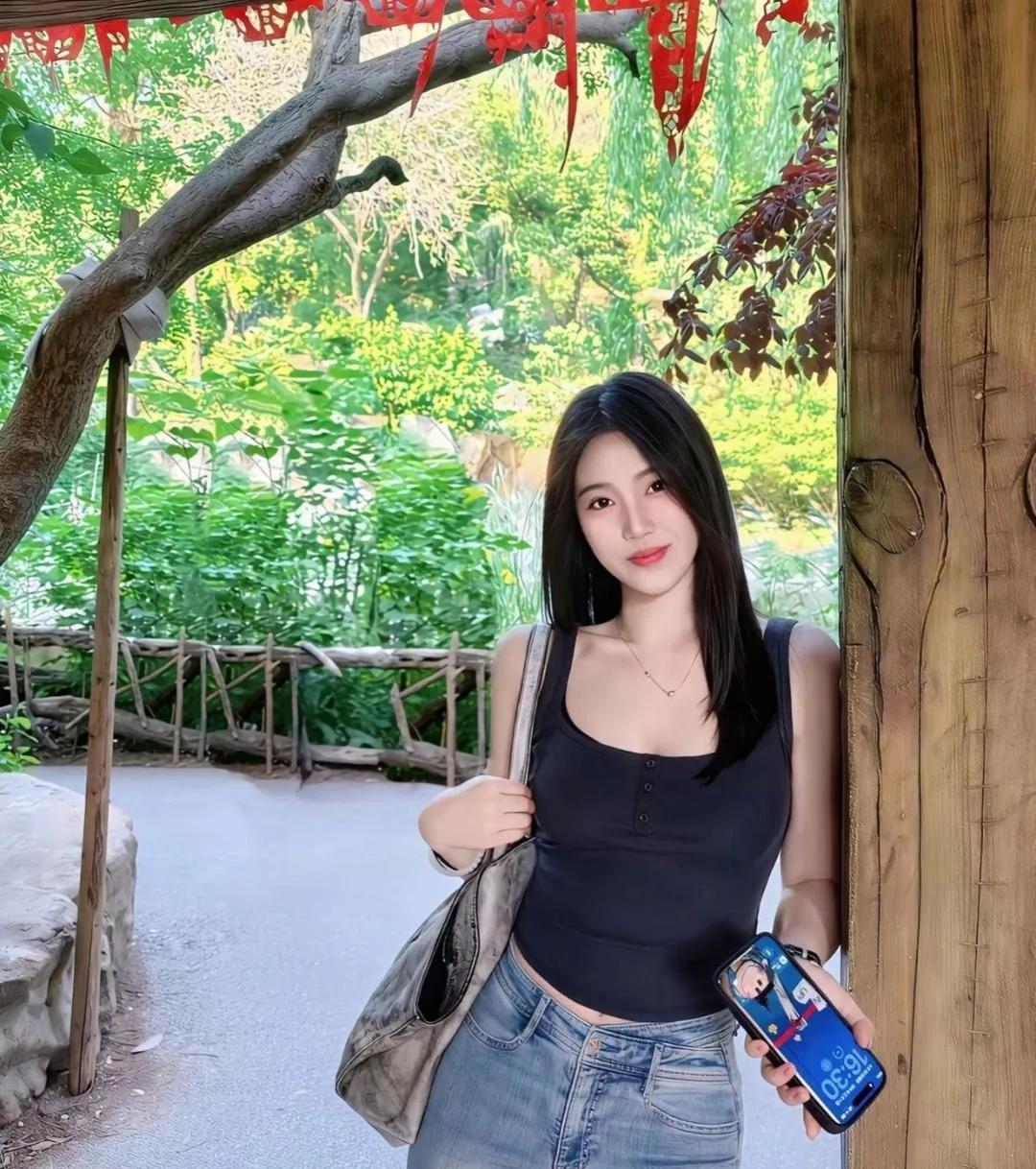 绿树掩映中，佳人笑语生。