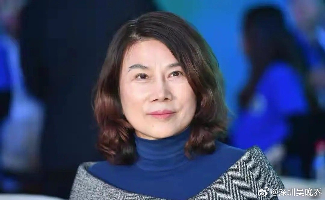 主持人好奇地问董明珠:“你用不用豆包？”董明珠说:“是土包还是豆包？这个我还没搞