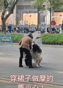 大型社死现场这个女人说什么也没有想到，坐个摩托车竟把屁股走光了！后车男子