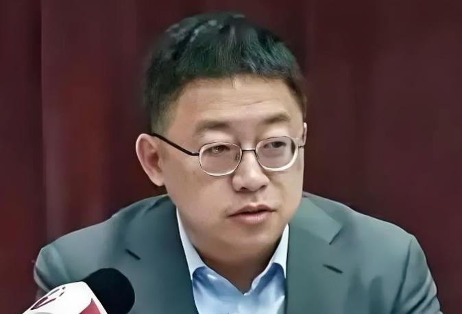 复旦大学教授沈逸表示：国内有一批研究《国际法》的人，在中美之间采取双标的态度，必