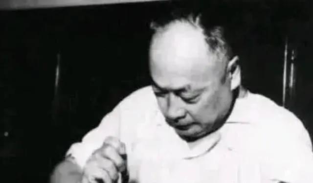 1969年，党的九大之后，许世友当选为政治局委员，而陈毅却只是中央委员，被排除在