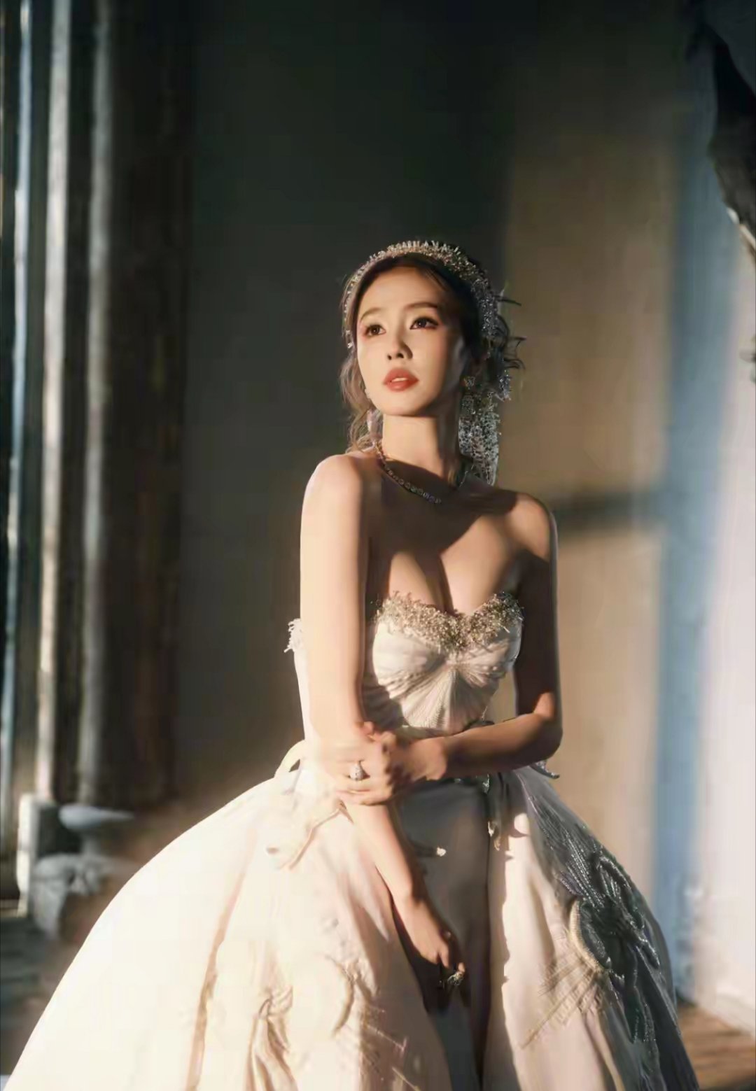 白鹿，中世纪欧洲油画中的公主，太美了