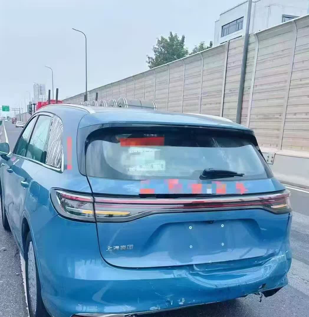 尚界H5首撞？这战绩如何？感觉这妥妥的公路小坦克，遗传了鸿蒙智行安全的基因，。尚