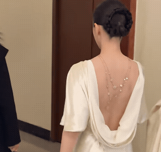 王子文露背就算了还戴项链勾我！